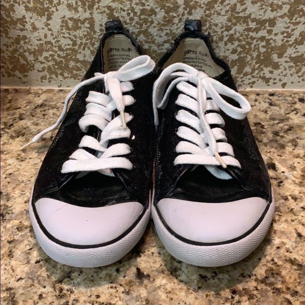 Black sequence tennis shoes